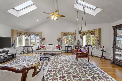 Living - 5 Arlyn Rd, Marblehead, MA 01945 photo 2 of 6