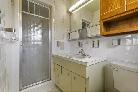 Bath - 5 Arlyn Rd, Marblehead, MA 01945 photo 1 of 4
