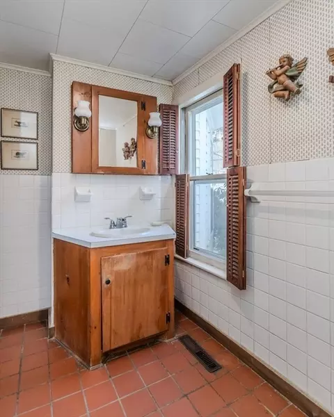 Bath - 111 Amherst Rd, Leverett, MA 01054 photo 2 of 4