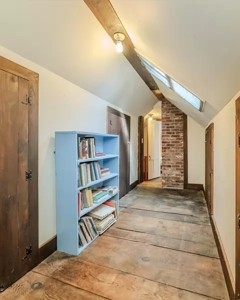 Entry Way - 111 Amherst Rd, Leverett, MA 01054 photo 3 of 3