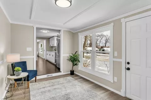 Entry Way - 35 Lenn Rd, Springfield, MA 01118 photo 4 of 5