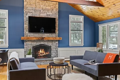 Living - 7 Sheridan Ave, Maynard, MA 01754 photo 2 of 8