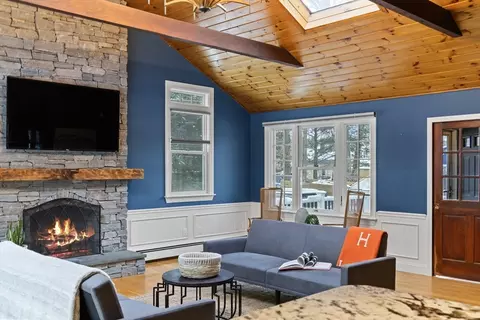 Living - 7 Sheridan Ave, Maynard, MA 01754 photo 7 of 8