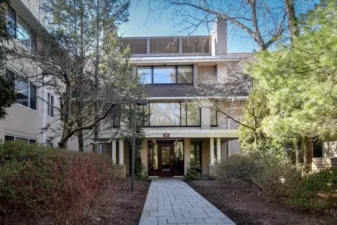 206 Allandale Rd #1C, Chestnut Hill, MA 02467