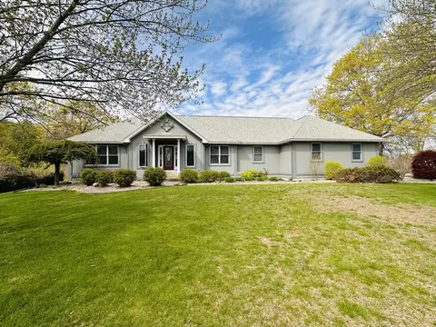 8 Alexander Dr, Agawam, MA 01001