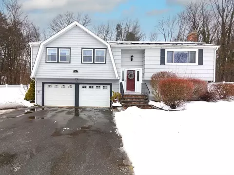 8 Overlook Dr, Medway, MA 02053