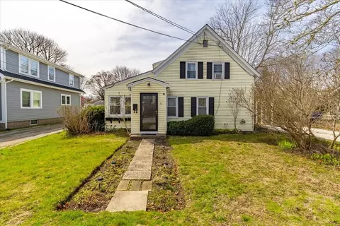 51 Chase St, Barnstable, MA 02601
