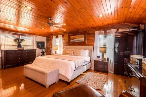 Bedroom - 12 Arthur St, Wareham, MA 02532 photo 2 of 4