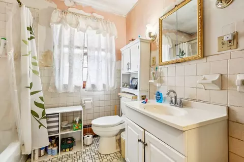 Bath - 33 Webster Ave, Beverly, MA 01915 photo 1 of 2