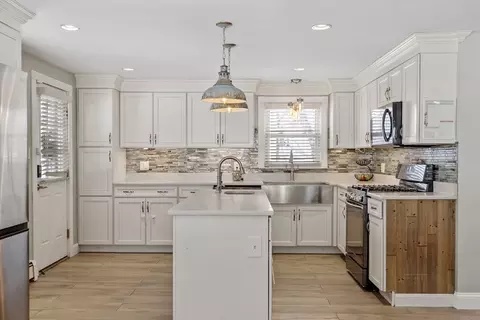 Kitchen - 66 Sunset Rd, Dracut, MA 01826 photo 1 of 4