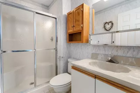 Bath - 7 Thomas St # A, Saugus, MA 01906 photo 1 of 4