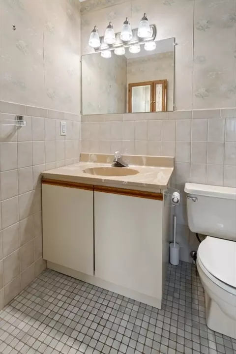 Bath - 7 Thomas St # A, Saugus, MA 01906 photo 4 of 4