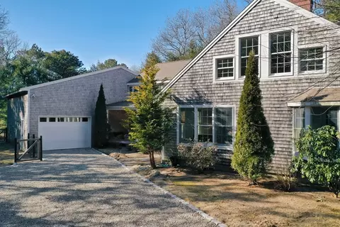 21 Smilin Jack Ln, Falmouth, MA 02536