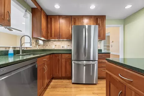 10 Hancock St, Reading, MA 01867 photo 3