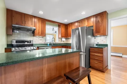 10 Hancock St, Reading, MA 01867 photo 2