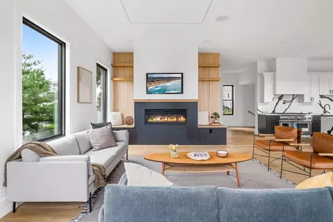 15 Whitehead Ave, Hull, MA 02045