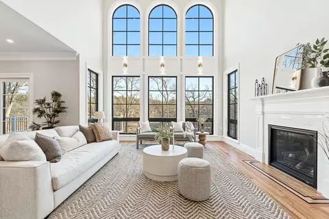 7 Crossman Rd, Woburn, MA 01801