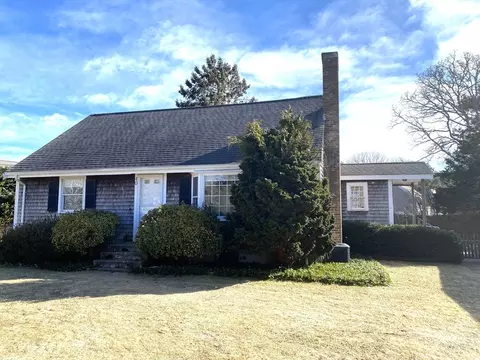 40 Captains Ln, Falmouth, MA 02536