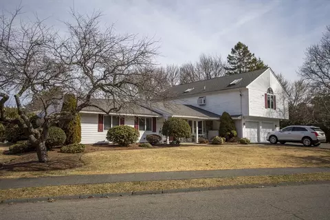 5 Normandy Dr, Peabody, MA 01960