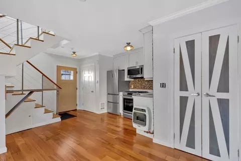 Entry Way - 17 Bow St, Beverly, MA 01915 photo 2 of 4