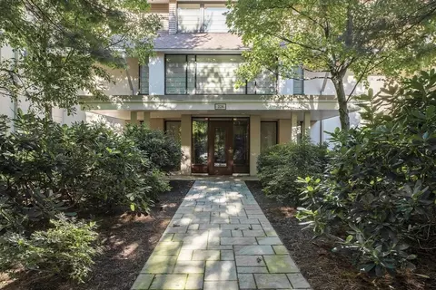 228 Allandale Rd #1C, Chestnut Hill, MA 02467