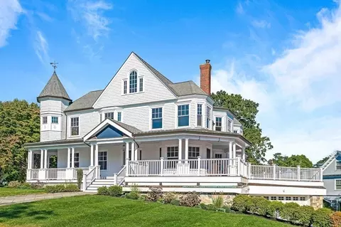 6 Lakeview Rd, Winchester, MA 01890