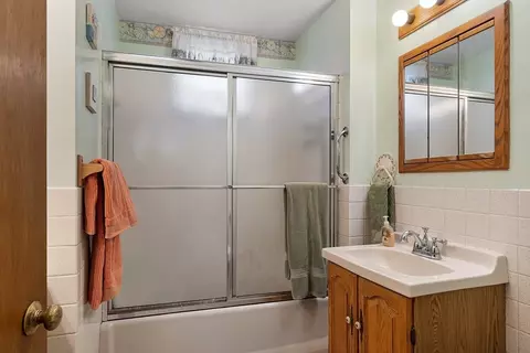 Bath - 134 Eutaw Ave, Lynn, MA 01902 photo 1 of 2