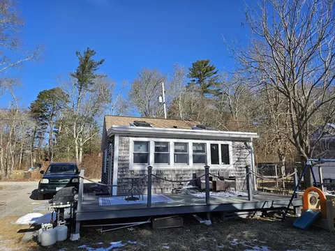 9 E Lakeside Ave, Dartmouth, MA 02747