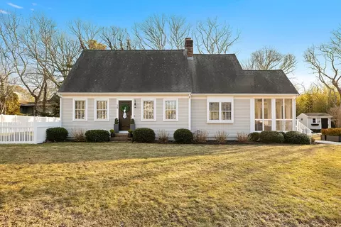24 Hunt St, Falmouth, MA 02556