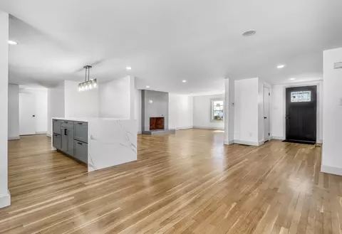 Living - 6 Spring Ln, Saugus, MA 01906 photo 6 of 8
