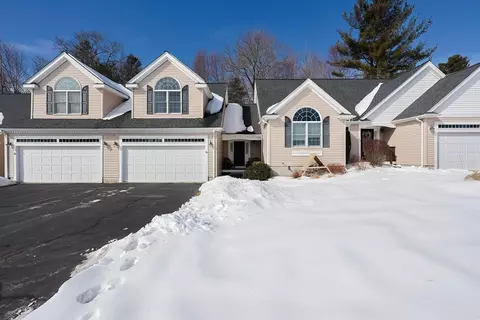 74 Hillview Ln #74, Whitinsville, MA 01588