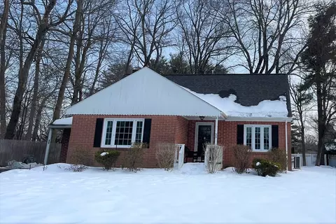 33 Brewster St, Springfield, MA 01119