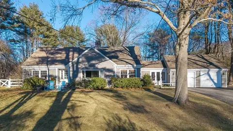 31 Grapevine Rd, Wenham, MA 01984