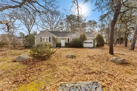 15 Hillside Dr, Dennis, MA 02660