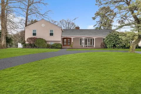 292 Pinewood Dr, Longmeadow, MA 01106