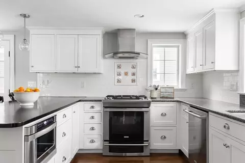46 Gregory St, Marblehead, MA 01945 photo 3