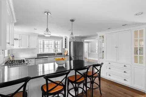 46 Gregory St, Marblehead, MA 01945 photo 4
