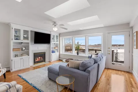 240 Merrimac St #3, Newburyport, MA 01950