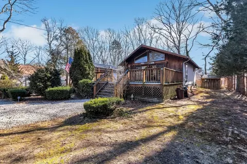 27 Suncrest Dr, Falmouth, MA 02536