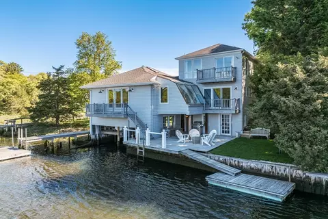 818 S Main St, Barnstable, MA 02632