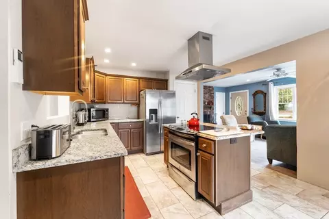 42 S Hunt Rd, Amesbury, MA 01913