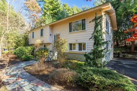 6 Lido Ln, Bedford, MA 01730
