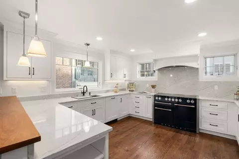 10 Bartlett St, Boston, MA 02129
