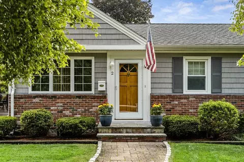 2 Locust Cir, Woburn, MA 01801