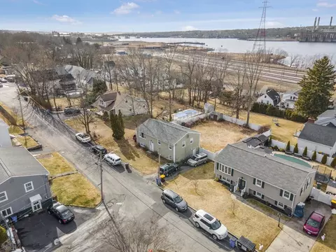 50 Berlin St, Fall River, MA 02720 photo 3