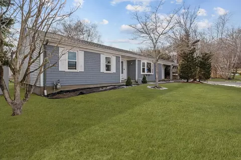 701 Mohawk Rd, Somerset, MA 02726