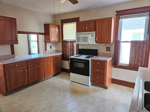615 White St, Springfield, MA 01108 photo 3