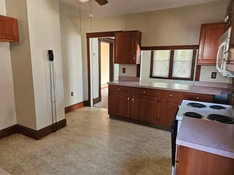 615 White St, Springfield, MA 01108 photo 4