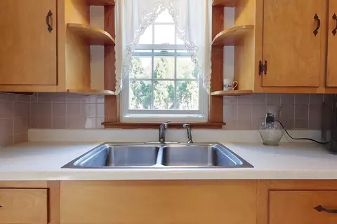 Kitchen - 6 Smith St, Townsend, MA 01469 photo 1 of 5