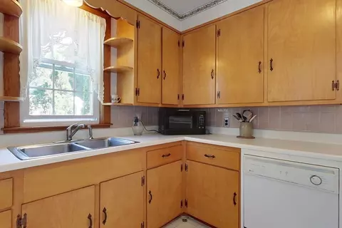 Kitchen - 6 Smith St, Townsend, MA 01469 photo 2 of 5